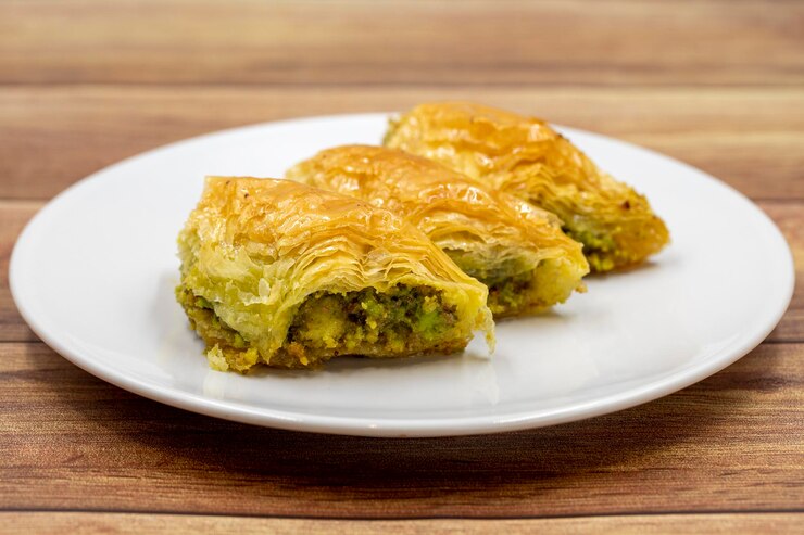 Pistacchio baklava Sobiyet su sfondo di legno Delizie della cucina tradizionale turca Closeup