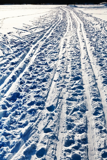 Piste da sci in campo nevoso nella giornata invernale