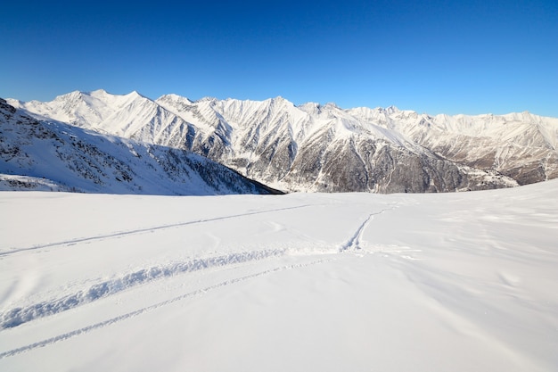 piste da sci nella neve farinosa inverno sulle alpi