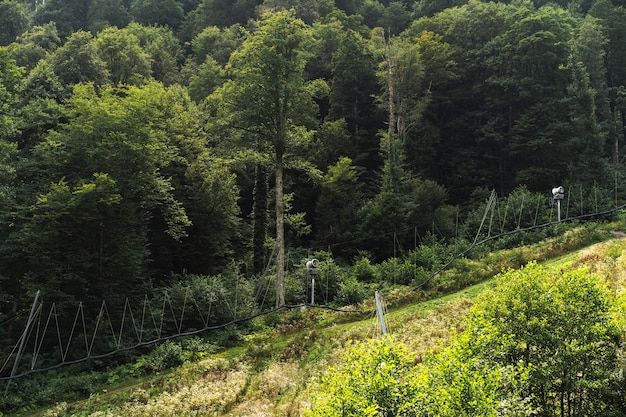 Piste da sci vuote in estate sulla stazione sciistica