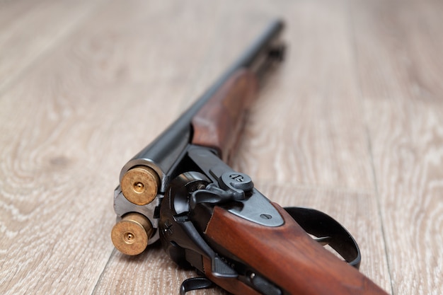 pistola da caccia retrò con cartucce per fucili a canna liscia su legno