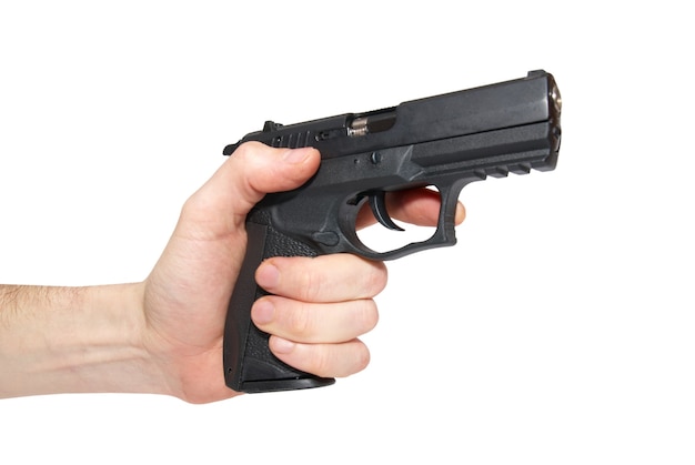 Pistola nera in una mano isolata su bianco