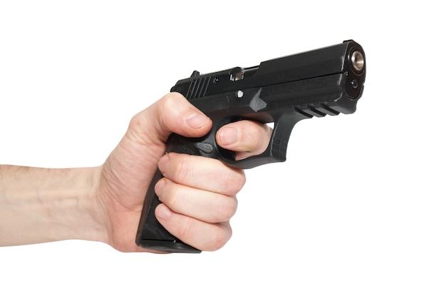 Pistola nera in una mano isolata su sfondo bianco