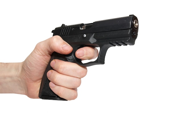 Pistola nera in una mano isolata su sfondo bianco