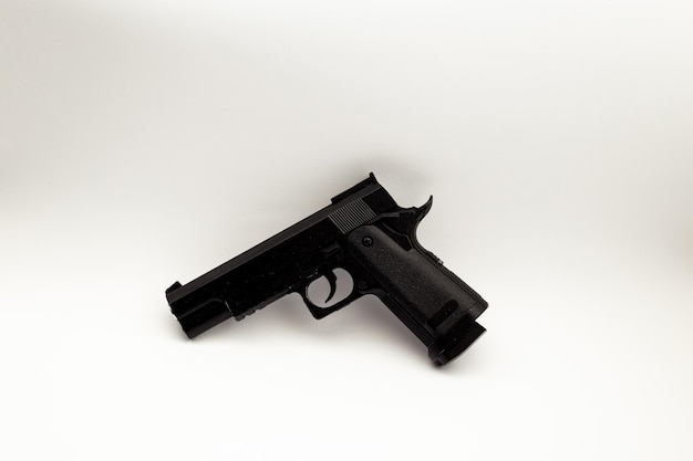 Pistola nera su sfondo bianco