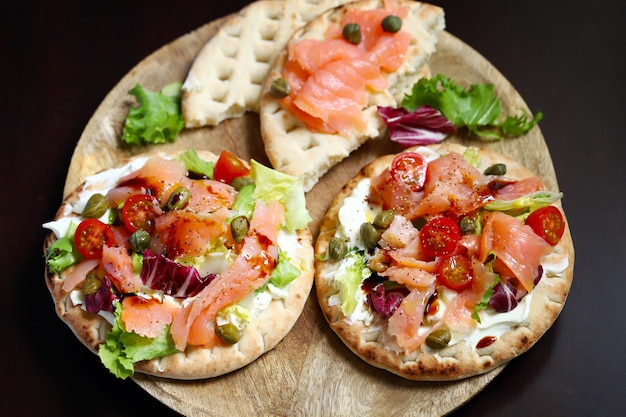 Pita con capperi e verdure al salmone