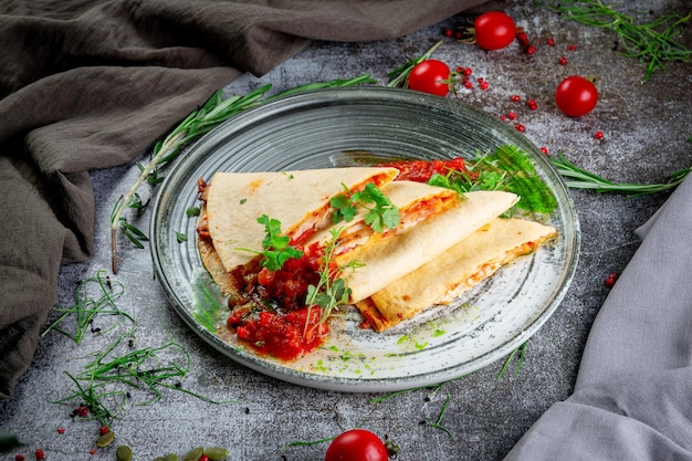 Pita con ripieno di pollo e formaggio Frittelle con ripieno di pomodoro