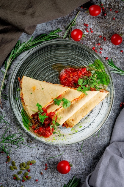 Pita con ripieno di pollo e formaggio Frittelle con ripieno di pomodoro