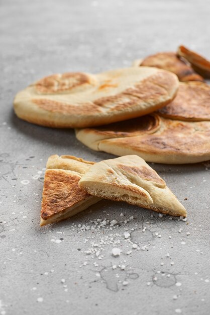 Pita fresca su un tavolo di pietra. Piatto tradizionale della cucina mediterranea.