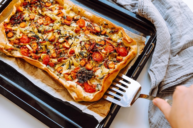 Pita, torta di pasta aperta cotta su teglia in forno, ripiena di verdure ed erbe aromatiche