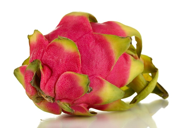 Pitahaya maturo isolato su bianco