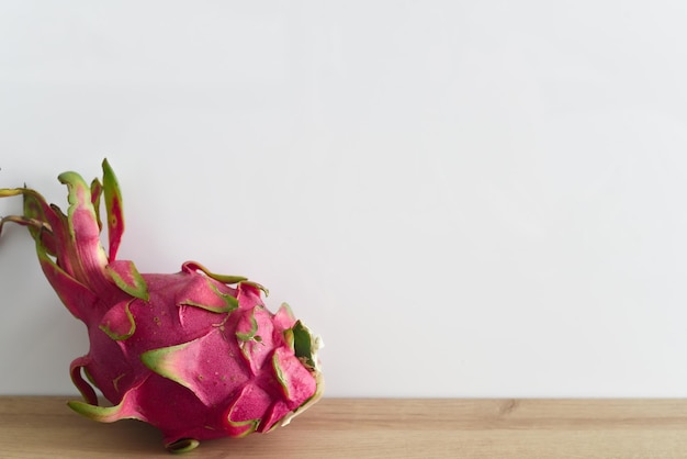 Pitaya o frutta del drago su sfondo bianco con spazio per la copia