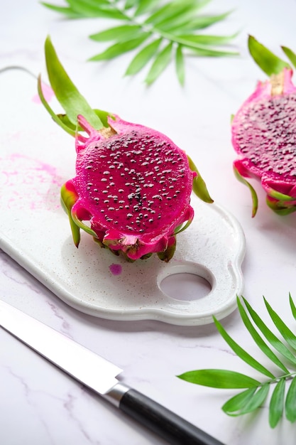 Pitaya o pitahaya della frutta del drago rosa tagliata a cubetti su un piatto bianco Ingrediente superfood alla moda