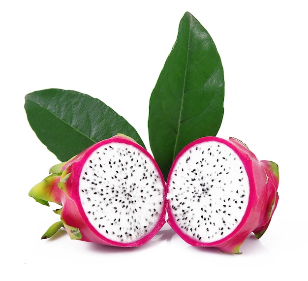 Pitaya rosso fresco su sfondo bianco