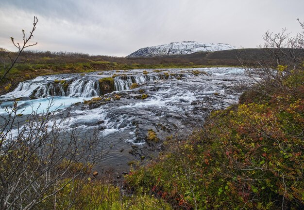 Pittoresca cascata Bruarfoss vista autunnale Cambio di stagione negli altopiani meridionali dell'Islanda