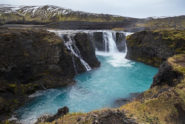 Pittoresca cascata Sigoldufoss vista autunnale Cambio di stagione negli altopiani meridionali dell'Islanda