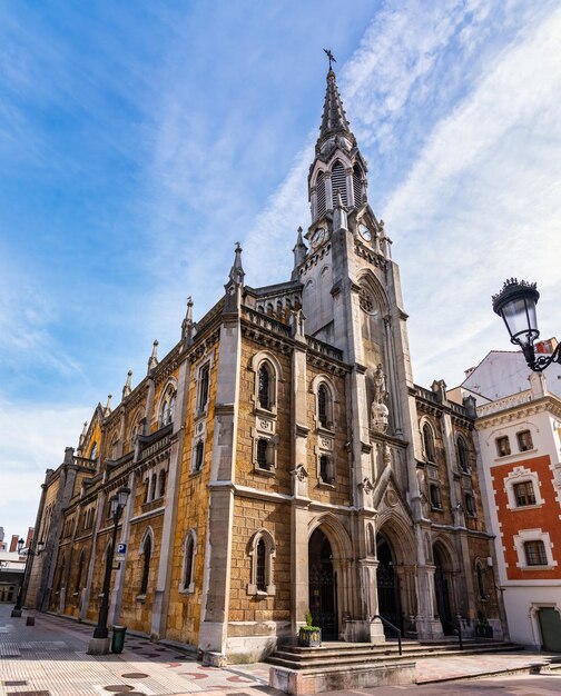 Pittoresca chiesa cattolica con alta torre nel centro della monumentale città di Oviedo Asturias