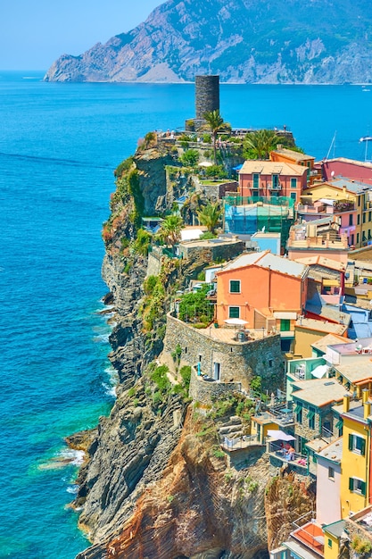 Pittoresca cittadina di Vernazza sulla roccia in riva al mare nel Parco Nazionale delle Cinque Terre, Liguria, Italy