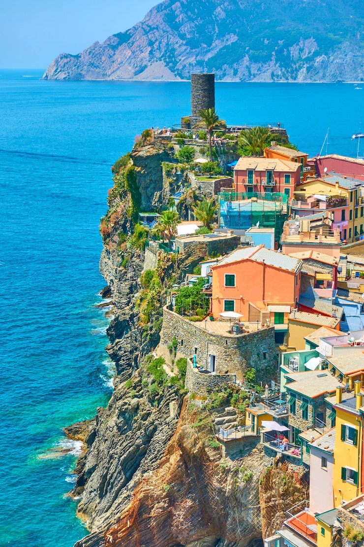 Foto pittoresca cittadina di vernazza sulla roccia in riva al mare nel parco nazionale delle cinque terre, liguria, italy