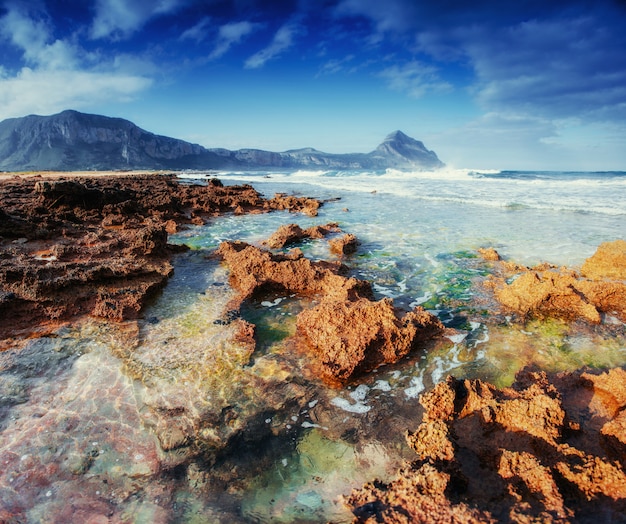 Pittoresca costa rocciosa. Fantastica vista sulla riserva naturale De