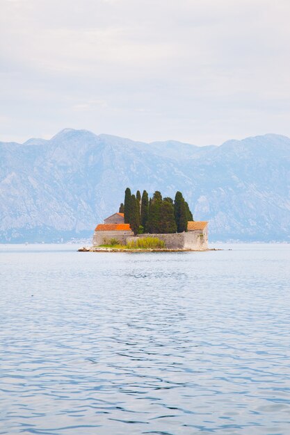 Pittoresca isola di San Giorgio nella baia di Kotor in Montenegro