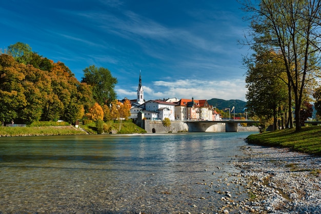 Pittoresca località turistica di Bad tolz in Baviera Germania in autunno e fiume Isar