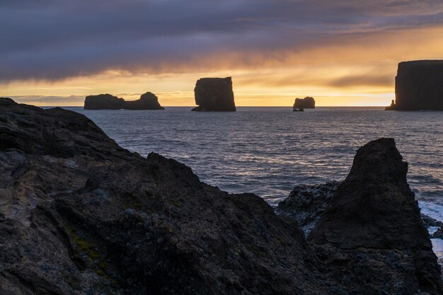 Pittoresca serata autunnale vista Dyrholaey Cape spiaggia e formazioni rocciose Vik Sud Islanda