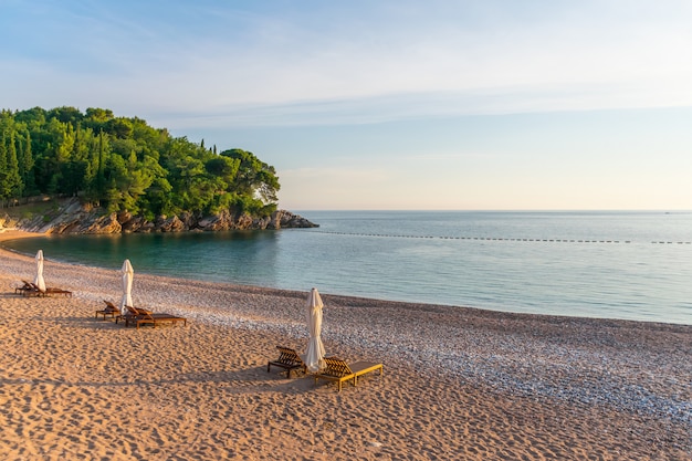 Pittoresca spiaggia reale sulla costa adriatica.