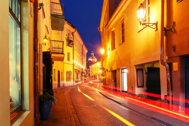 Pittoresca strada di notte, Vilnius, Lituania