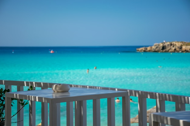 Pittoresca terrazza sulla costa del mare azzurro.