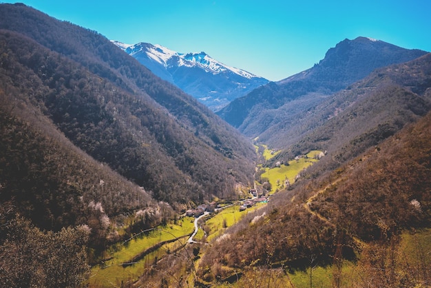 Pittoresca valle di montagna Parco Nazionale Picos de Europa Cantabria Spagna Europa