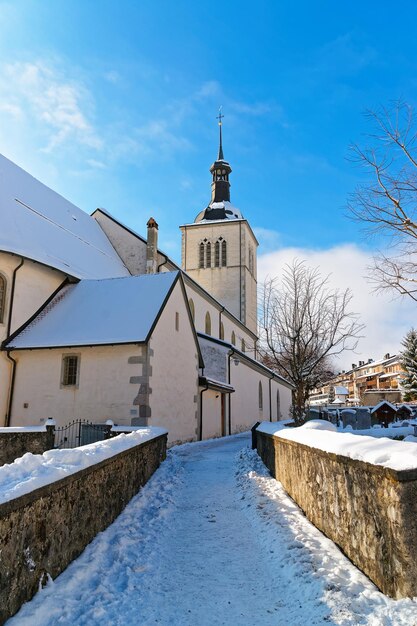 Pittoresca vecchia chiesa vicino al castello di Gruyère in una soleggiata giornata invernale, Svizzera