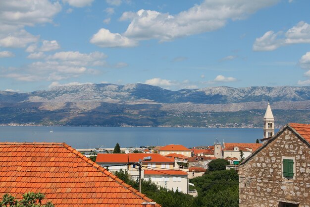 Pittoresca vista panoramica su Supetar sull'isola di Brac, Croatia