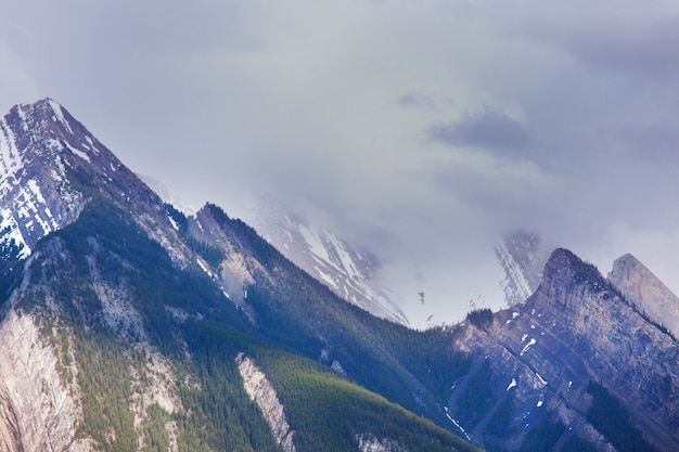 Pittoresca vista sulle montagne delle Montagne Rocciose canadesi nella stagione estiva