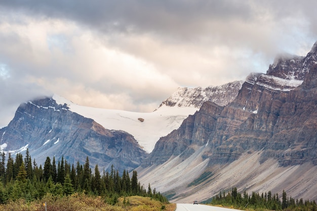 Pittoresca vista sulle montagne delle Montagne Rocciose canadesi