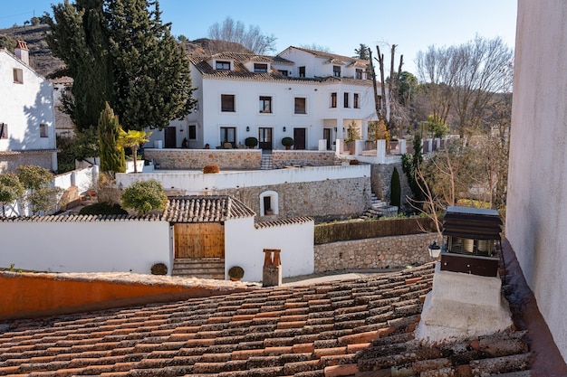 Pittoresche case bianche con tetti di tegole arabe nel villaggio turistico di Olmeda de las Fuentes Madrid