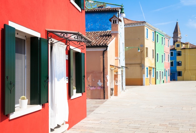 Pittoresche case dipinte nell'isola di Burano, Venezia, Italy