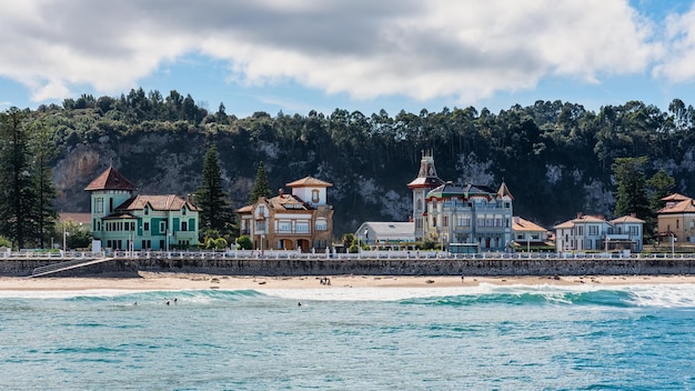 Pittoresche case in riva al mare vicino alla spiaggia nel nord della Spagna Ribadesella Asturie