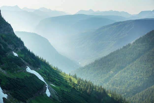 Pittoresche cime rocciose del Glacier National Park, Montana, USA