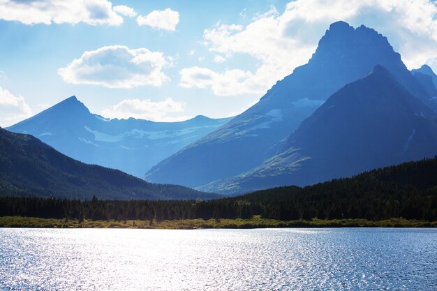 Pittoresche cime rocciose del Glacier National Park, Montana, USA