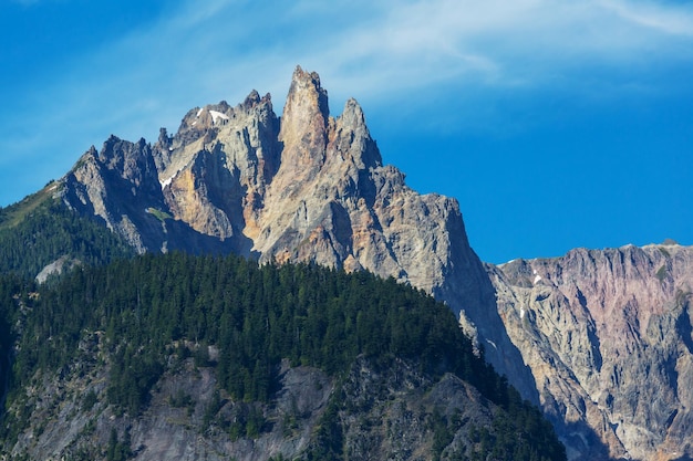 Pittoresche montagne canadesi in estate