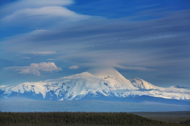 Pittoresche montagne dell'Alaska in estate. Massicci innevati, ghiacciai e picchi rocciosi.
