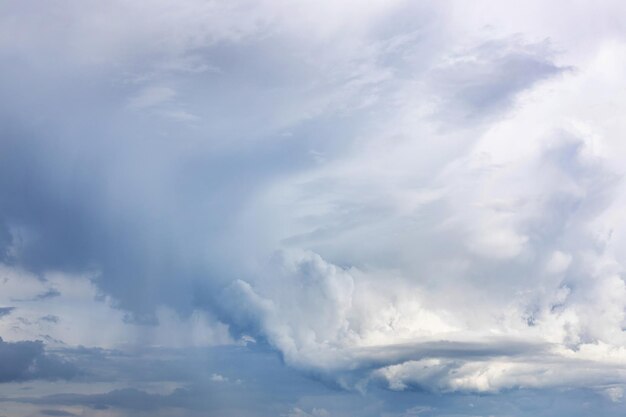 Pittoresche nuvole grigie piovose con vortici