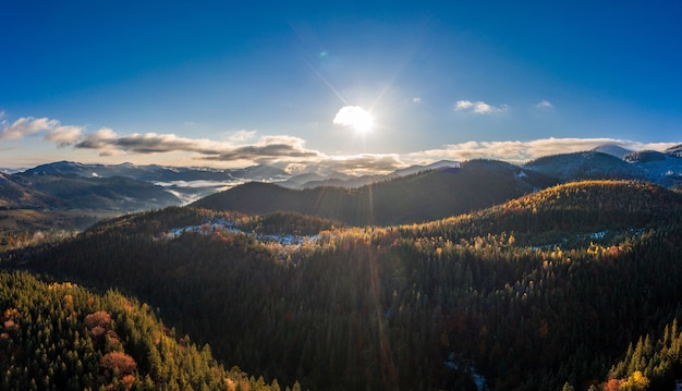 Pittoreschi paesaggi di montagna d'autunno con neve vicino al villaggio di Dzembronya in Ucraina Carpazi.