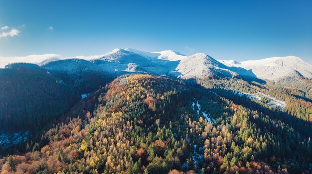 Pittoreschi paesaggi di montagna d'autunno con neve vicino al villaggio di Dzembronya