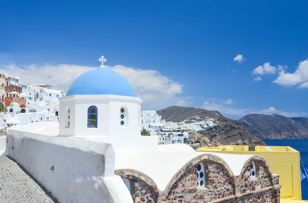 Pittoresco campanile sul fianco di una collina di Santorini