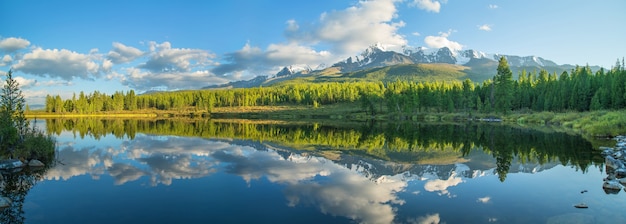 Pittoresco lago di montagna la mattina d'estate