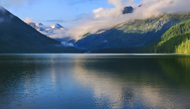 Pittoresco lago nelle montagne Altai con la riflessione su una mattina d'estate