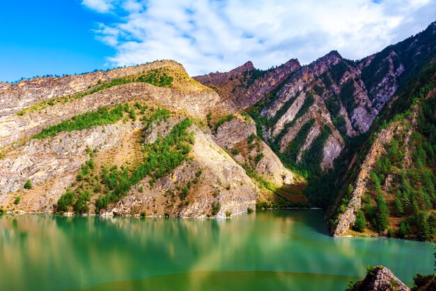 Pittoresco lago turchese nelle montagne del Caucaso