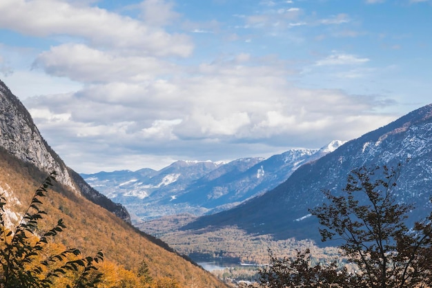 Pittoresco paesaggio di montagna. Alpi nel Parco nazionale del Triglav in Slovenia in autunno.